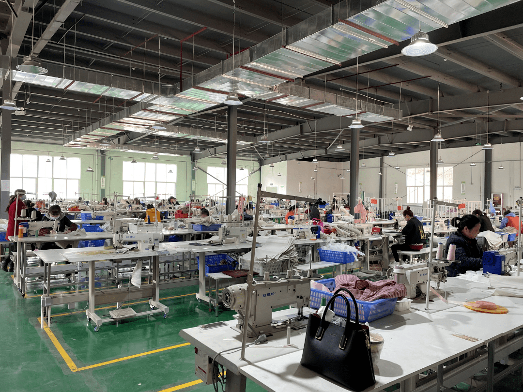 也是銅川首家外貿(mào)型標(biāo)準(zhǔn)化社區(qū)工廠,信達(dá)寶利箱包項(xiàng)目于20