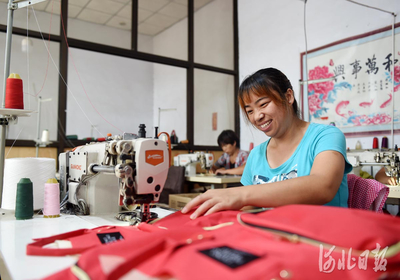 河北沙河 為留守婦女開(kāi)辟就業(yè)新路徑，箱包銷(xiāo)售助力鄉(xiāng)村振興